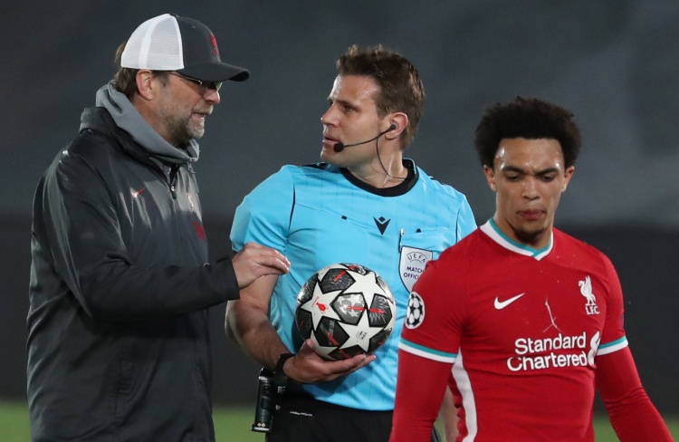 [流言板]半场：巴萨3-2马竞，小蜘蛛开局传射，马丁内斯头球反超35亮61回复